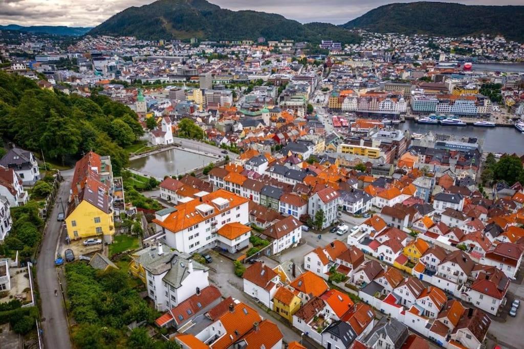 Leilighet I Bergens Vakreste Gate - Nydelig Utsikt Over Innseilingen Til Bergen! Bagian luar foto