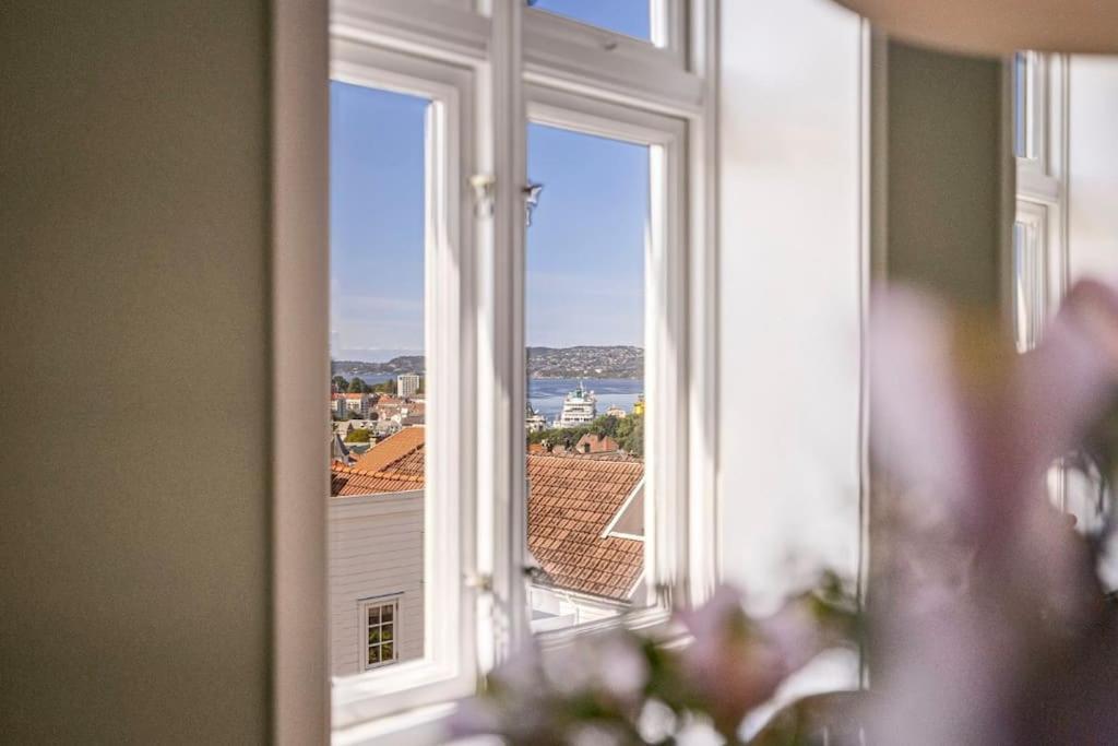 Leilighet I Bergens Vakreste Gate - Nydelig Utsikt Over Innseilingen Til Bergen! Bagian luar foto