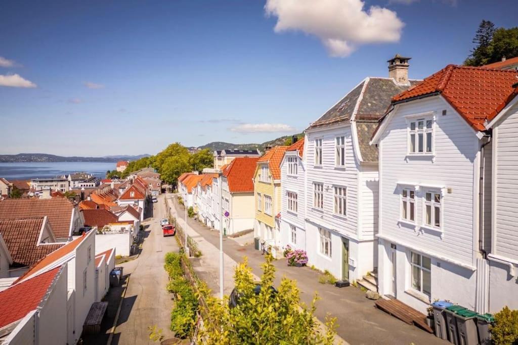 Leilighet I Bergens Vakreste Gate - Nydelig Utsikt Over Innseilingen Til Bergen! Bagian luar foto