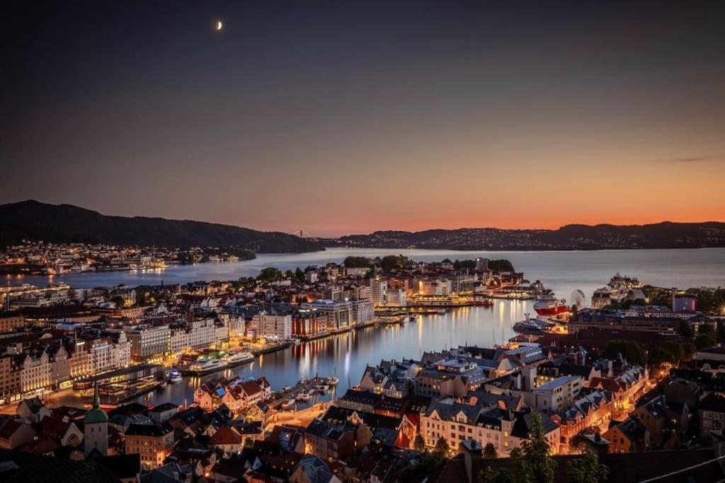 Leilighet I Bergens Vakreste Gate - Nydelig Utsikt Over Innseilingen Til Bergen! Bagian luar foto
