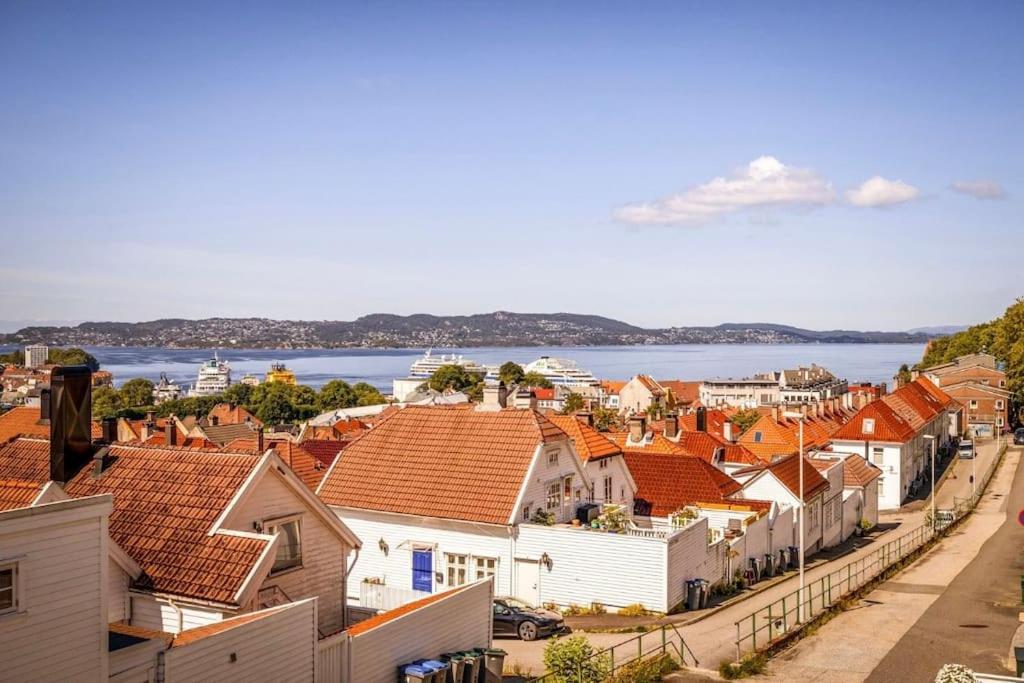 Leilighet I Bergens Vakreste Gate - Nydelig Utsikt Over Innseilingen Til Bergen! Bagian luar foto